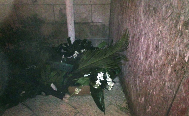 Locandine, ceri e fiori abbandonati nel centro storico. Ciò che resta delle processioni