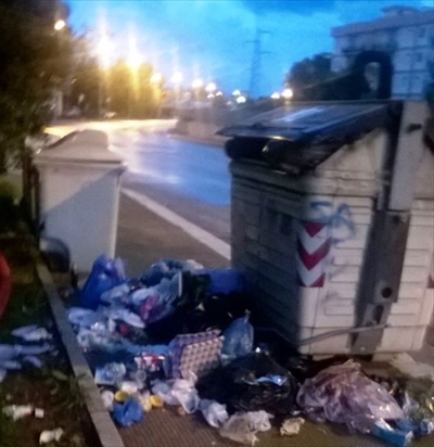Via Massarenti, i cassonetti non bastano per contenere i rifiuti