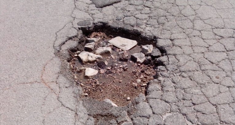Via Bracco, manto stradale in condizioni pietose