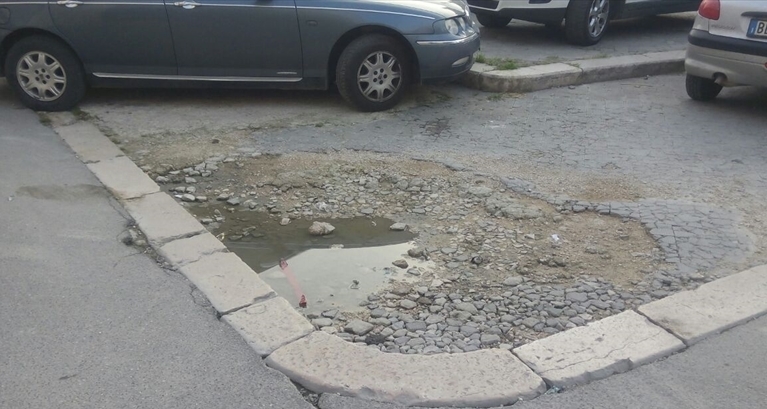 Piazza Grenoble, rifiuti e strade dissestate