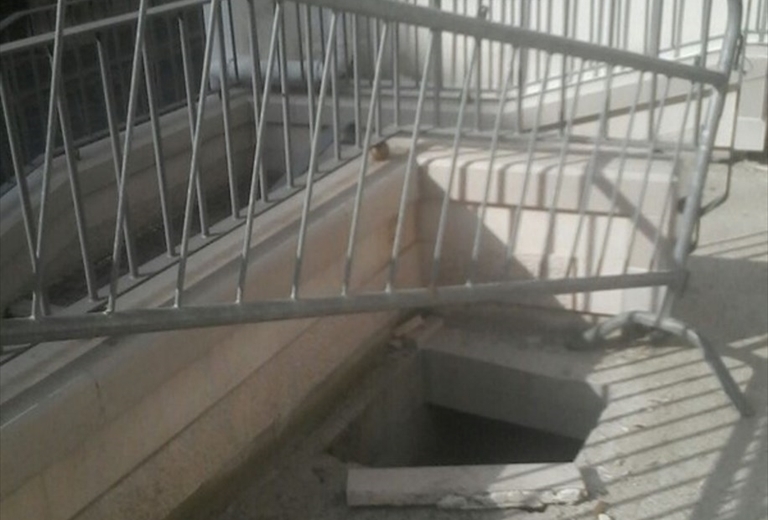 Una pericolosa “botola” scoperta in cima alla scalinata di via Duomo. Le immagini