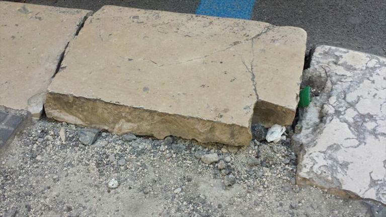 Via Castel del monte, rifanno la strada ma si rompe il marciapiede