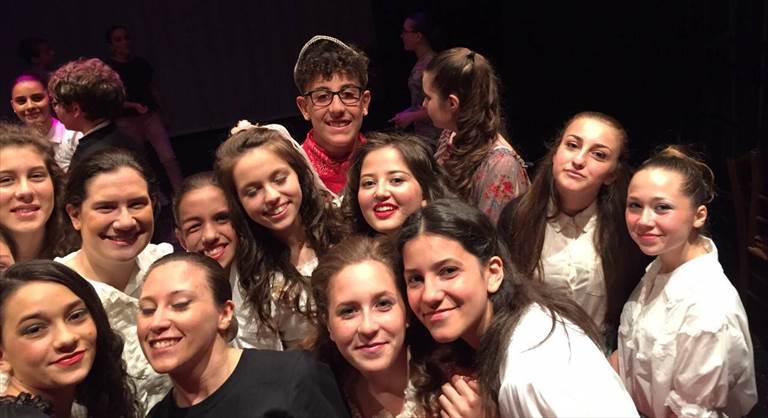 Teatro, una notte effervescente in compagnia dei giovani attori della “Santarella”. Le immagini