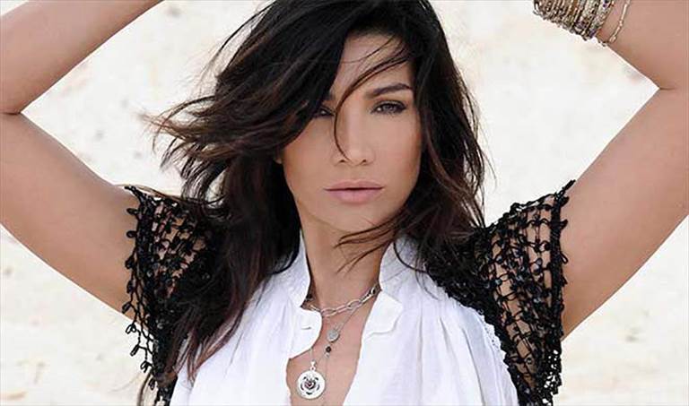 Stasera Luisa Corna in concerto in piazza Cesare Battisti