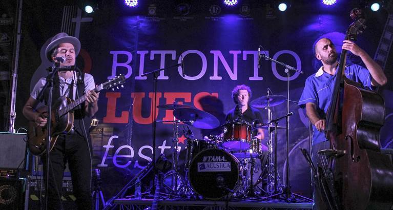 Preview Bitonto Blues Festival, piazza Cavour gremita per Marco Pandolfi e Vintage Factory