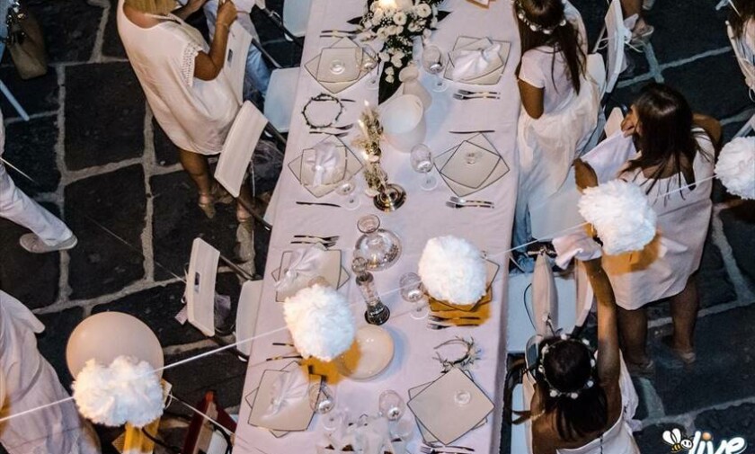 le immagini della “Cena in bianco”
