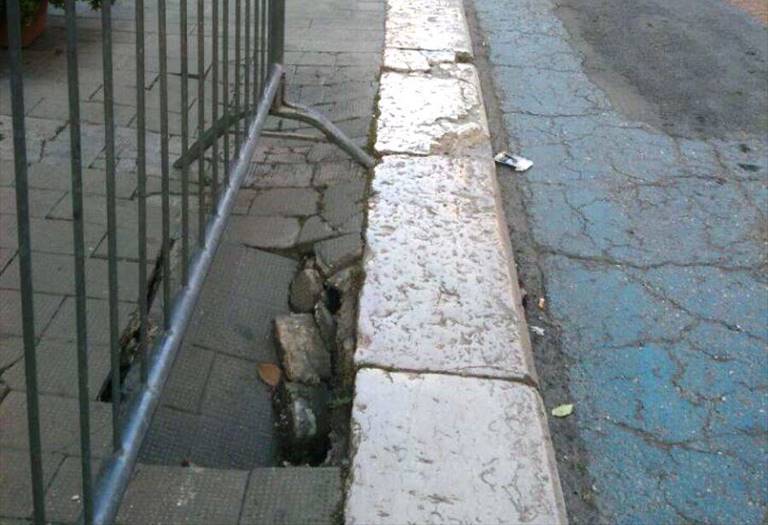 Via De Gasperi, una voragine sul marciapiede