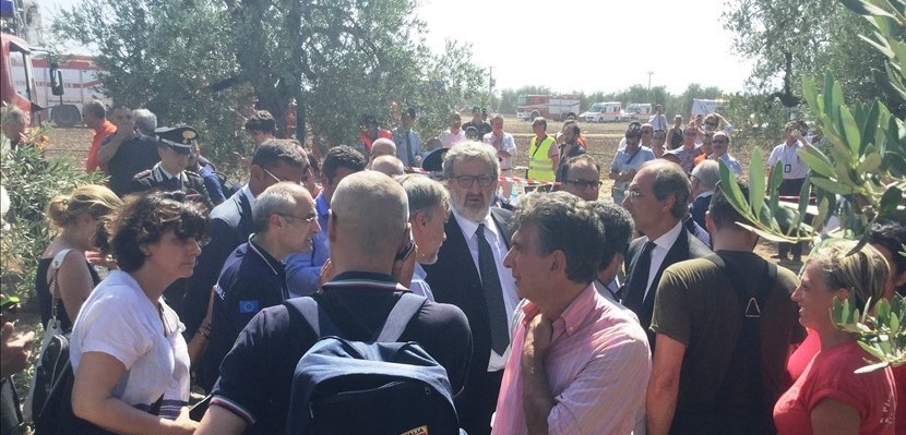 Emiliano sul luogo dell'incidente ferroviario