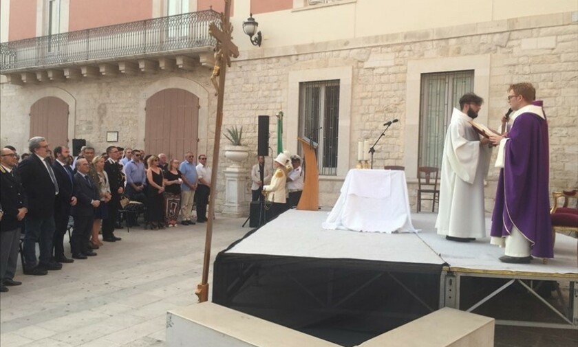 La messa in ricordo delle vittime in piazza Cesare Battisti