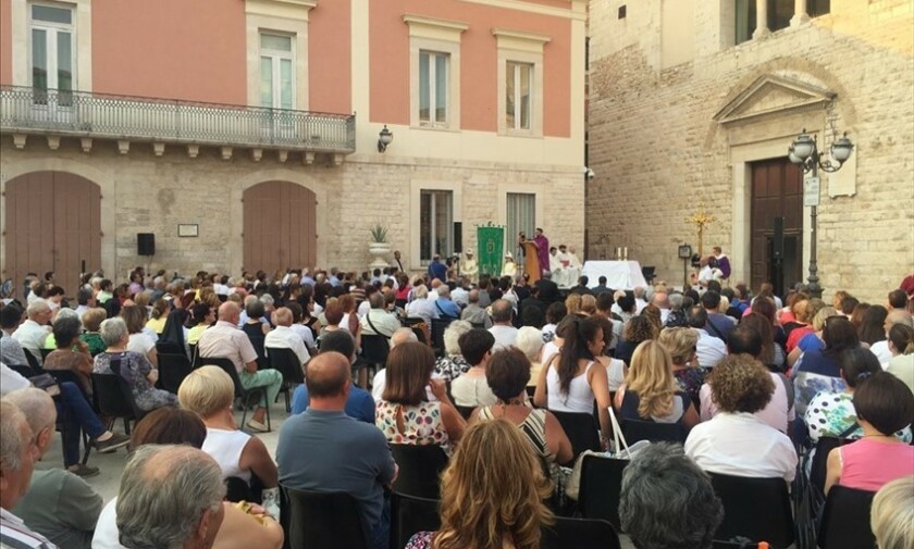 La messa in ricordo delle vittime in piazza Cesare Battisti