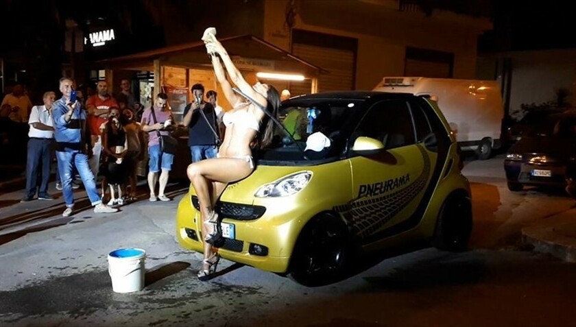 Sexy car wash nella “Festa del quartiere”. E scoppia la polemica