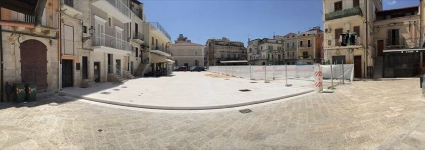 La nuova piazza Di Vagno (a metà)