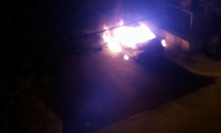 auto in fiamme vicino alla cabina del gas