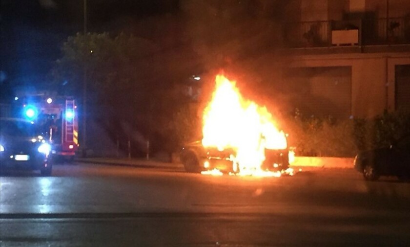 Auto in fiamme in via De Nicola