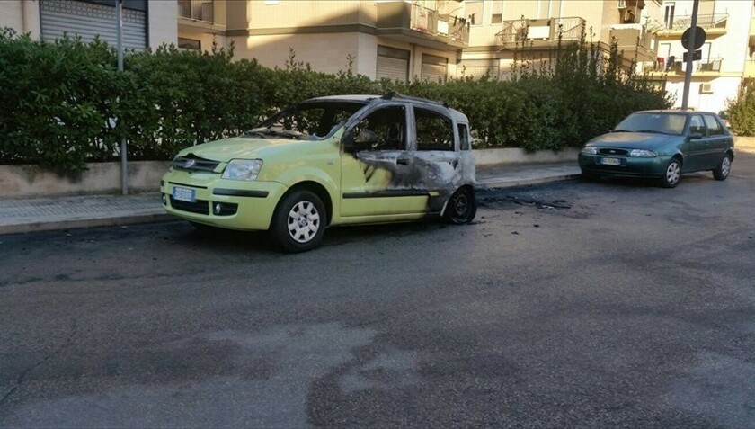 Auto in fiamme in via De Nicola