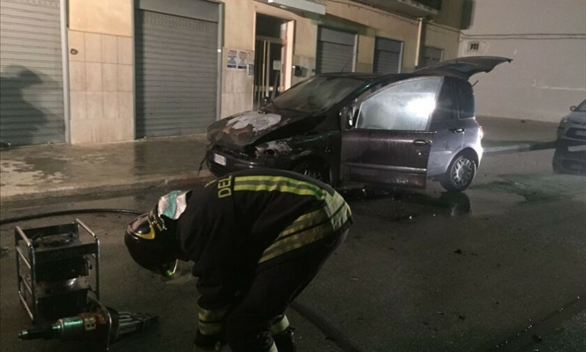 Auto distrutta dalle fiamme in via Reggio