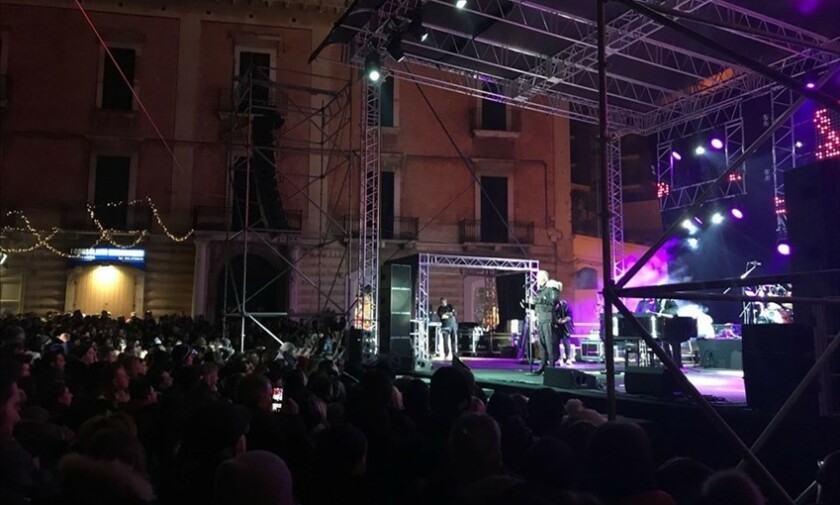 «Canto in duetto con voi»: bagno di folla per Gigi D'Alessio