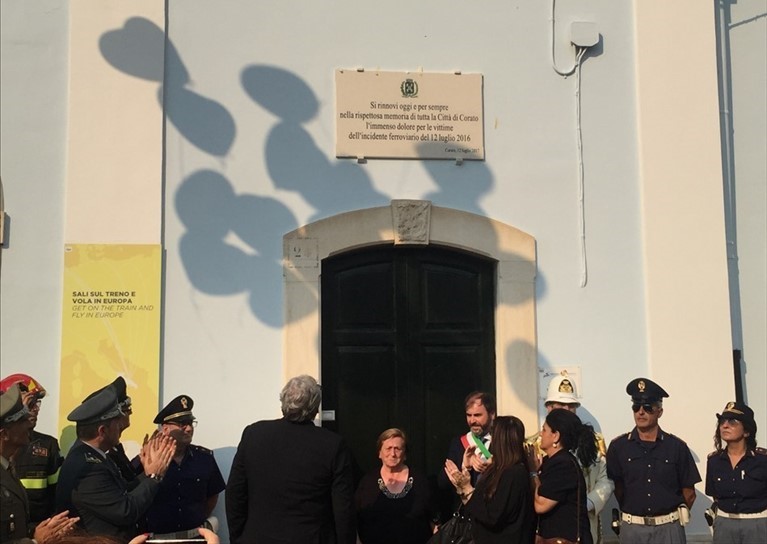 L'intitolazione del piazzale della stazione alle 23 vittime del disastro ferroviario
