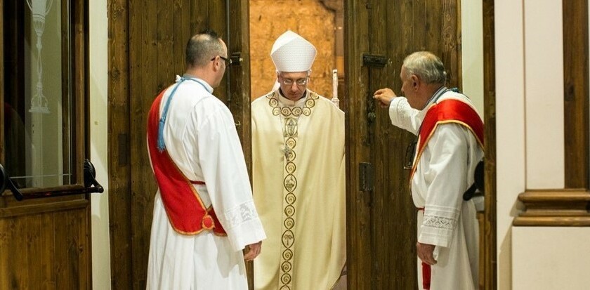 Il vescovo varca la Porta Santa
