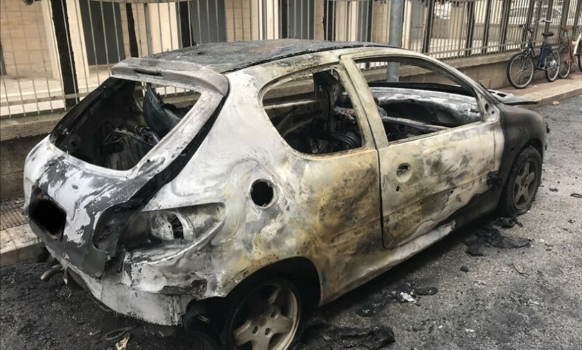 auto distrutta dalle fiamme