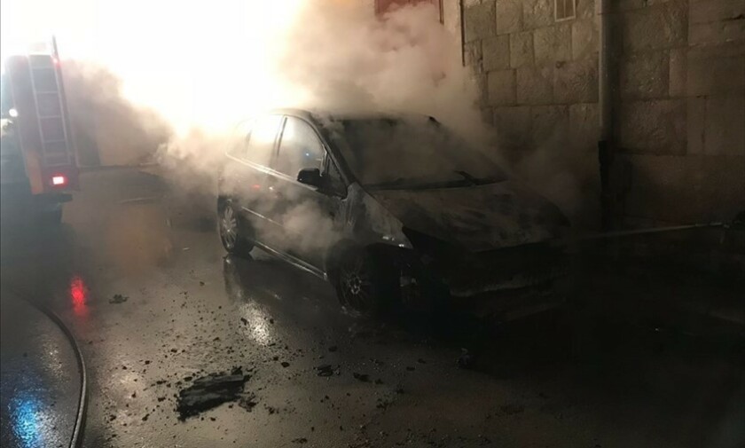 Auto in fiamme in piazza Mentana