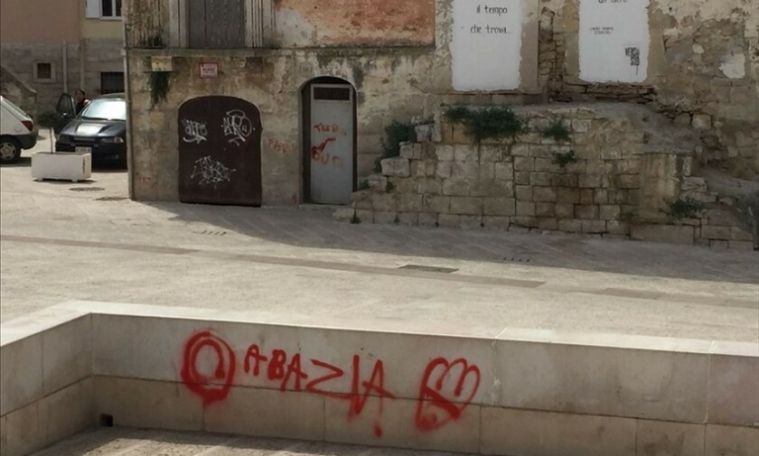 Piazza Abbazia sfregiata dai vandali