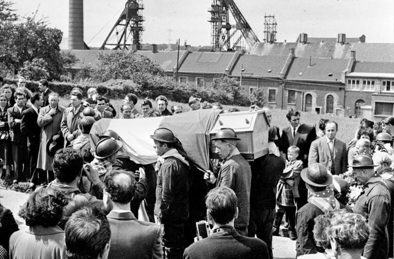I funerali nella miniera di carbone del “Bois du Cazier” a Marcinelle