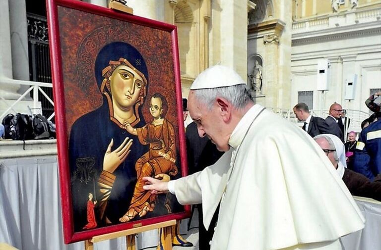 Papa Francesco omaggia la Madonna