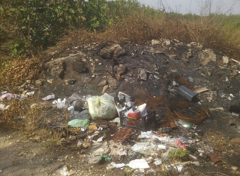 Rifiuti abbandonati,​ in città o in campagna lo scenario non cambia