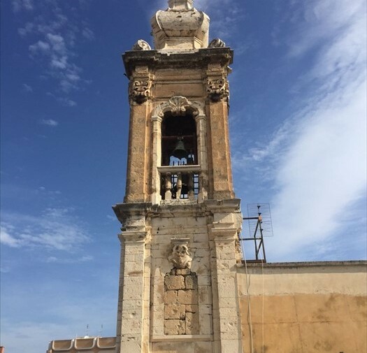 Pietra si stacca dal campanile della chiesa di via San Benedetto