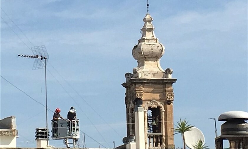 Pietra si stacca dal campanile della chiesa di via San Benedetto