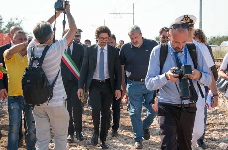 Il ministro Toninelli con Emiliano sul binario in cui si è verificato l'incidente del 12 luglio 2016