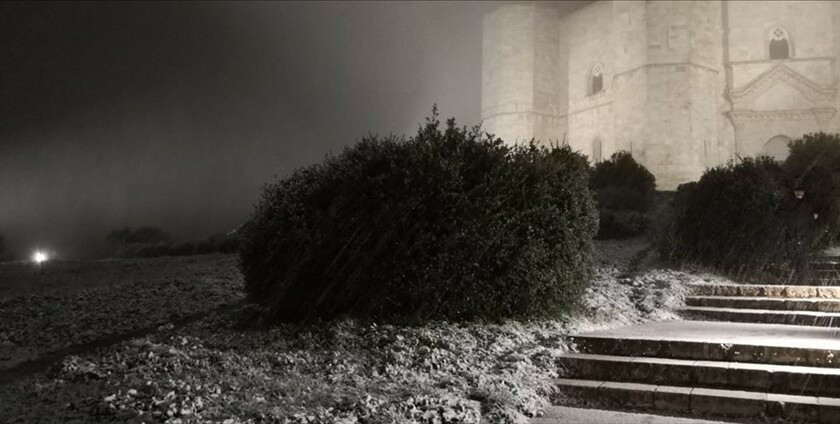 I primi fiocchi di neve al Castel del Monte