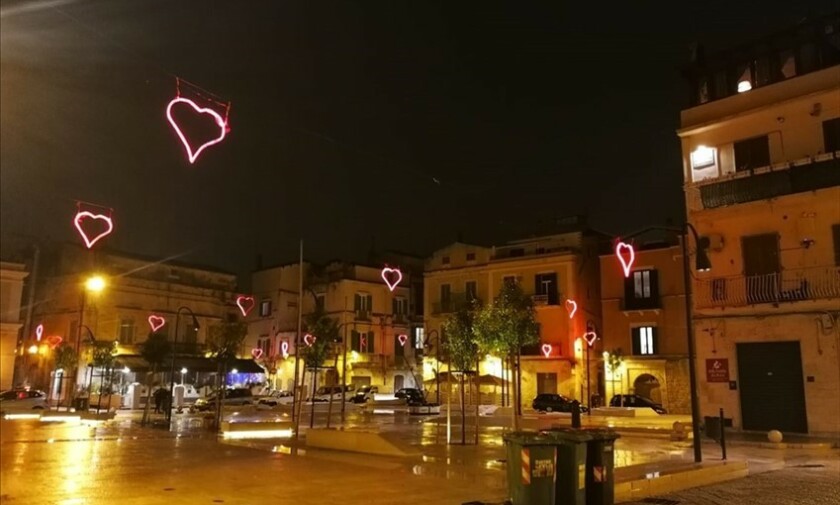 Cuori rossi in piazza Di Vagno per "riscaldare" i cuori dei coratini