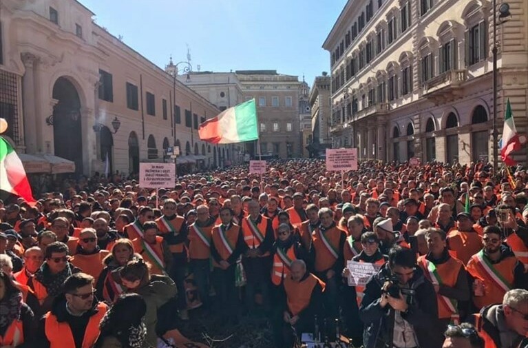 La manifestazione dei gilet arancioni a Roma