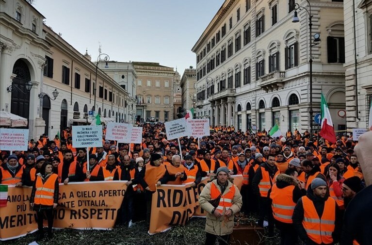 I gilet arancioni manifestano a Roma