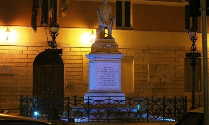 La statua di Garibaldi illuminata di blu nella Giornata mondiale della consapevolezza dell'autismo