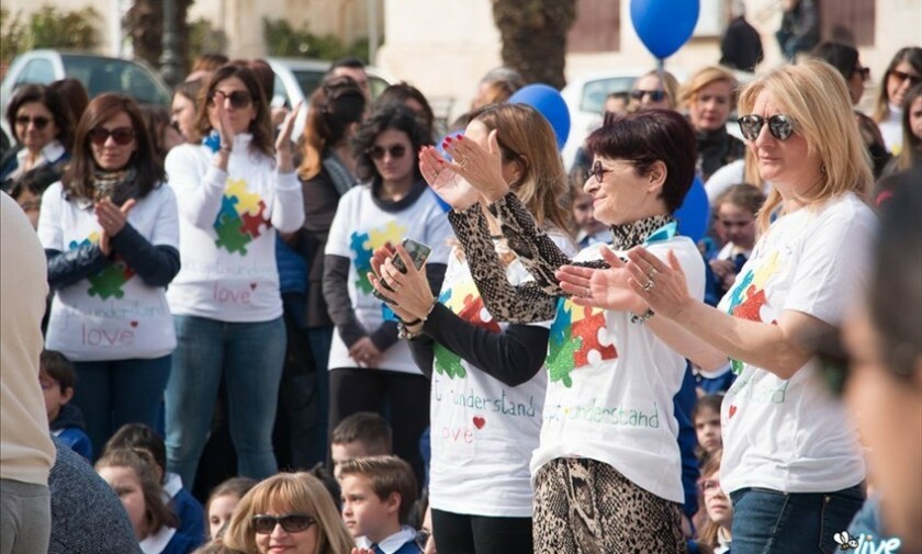 Un momento del flash mob per la giornata mondiale della consapevolezza dell'autismo