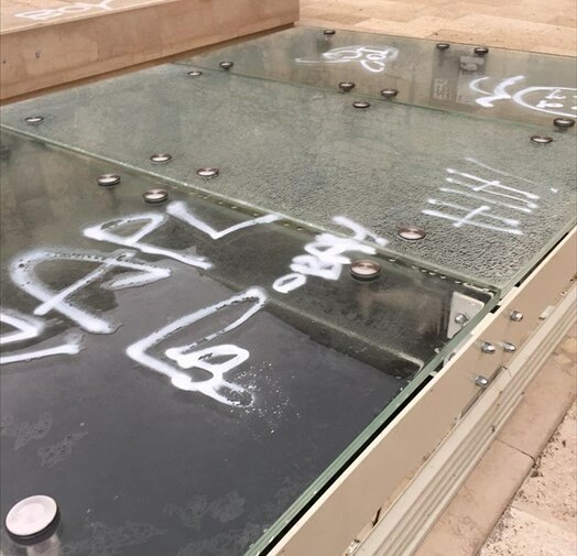 Abbazia ancora nel mirino dei vandali: vernice spray imbratta vetri e panchine