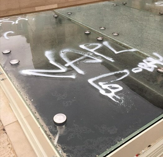 Abbazia ancora nel mirino dei vandali: vernice spray imbratta vetri e panchine