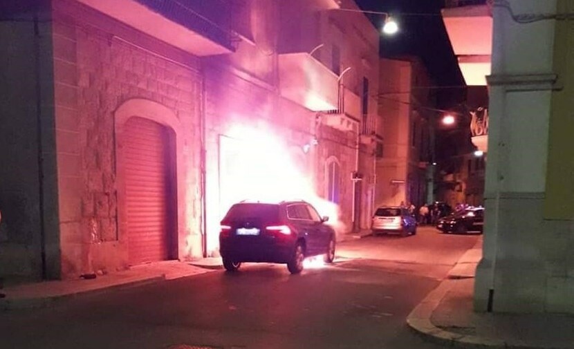 L'auto in fiamme su via Vittor Pisani