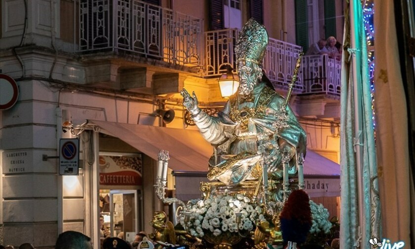 Il busto argenteo di San Cataldo sfila tra le vie della città
