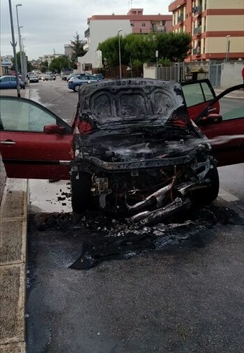Auto in fiamme su via Sant'Elìa