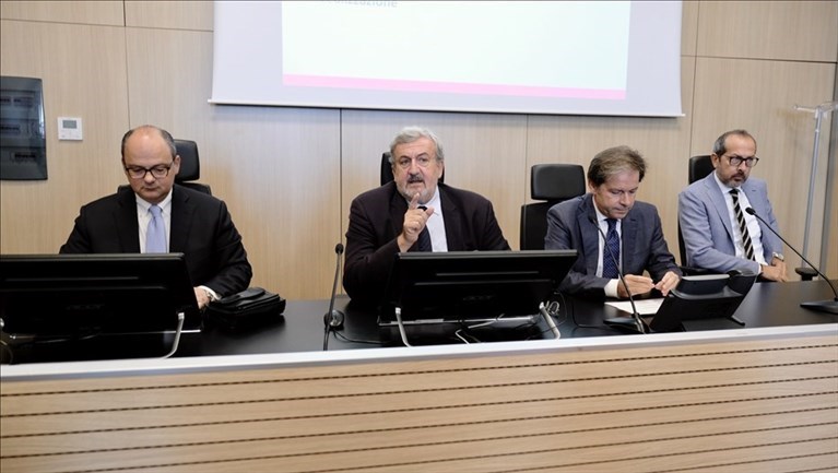 L’ospedale del Nord Barese sorgerà tra Molfetta e Bisceglie. Il presidente Michele Emiliano con il direttore Montanaro