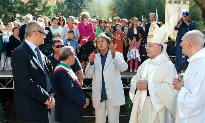 Edmond Llalla con Gino Perrone e il Mons. Pichierri all'inaugurazione della scultura di Papa Giovanni Paolo II