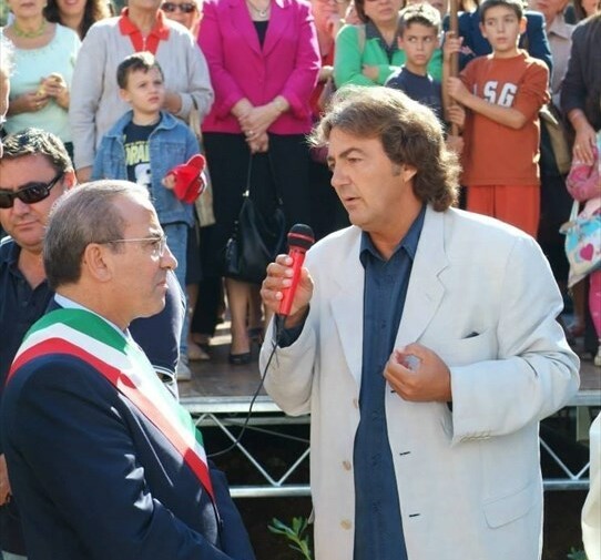 Edmond Llalla con Gino Perrone all'inaugurazione della scultura di Papa Giovanni Paolo II
