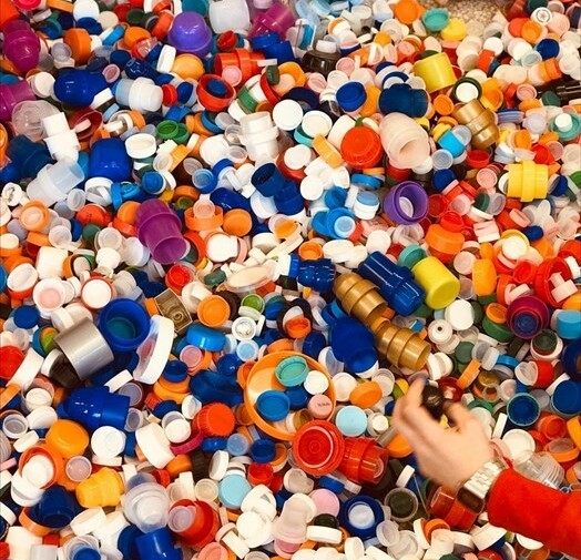 L'Imbriani-Piccarreta raccoglie due quintali di tappi di plastica: «Diventeranno un'opera d'arte»