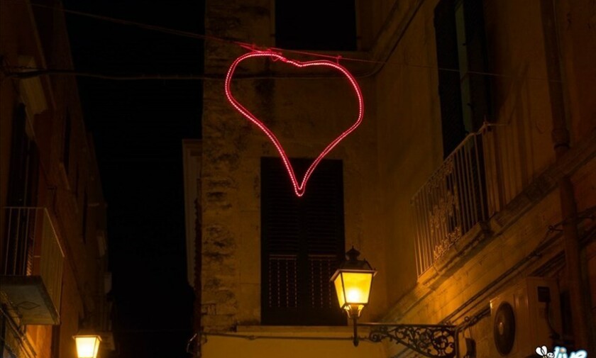 Piazza Di Vagno diventa la piazza del cuore. Per San Valentino cuori luminosi e un defibrillatore