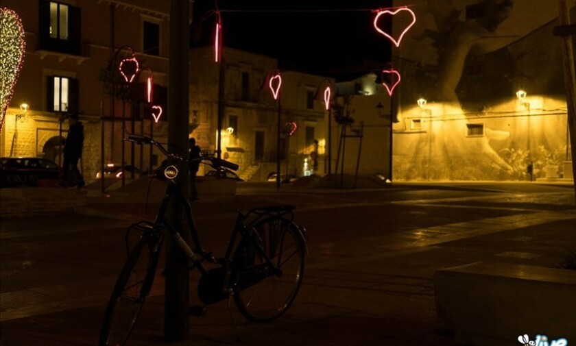 Piazza Di Vagno diventa la piazza del cuore. Per San Valentino cuori luminosi e un defibrillatore