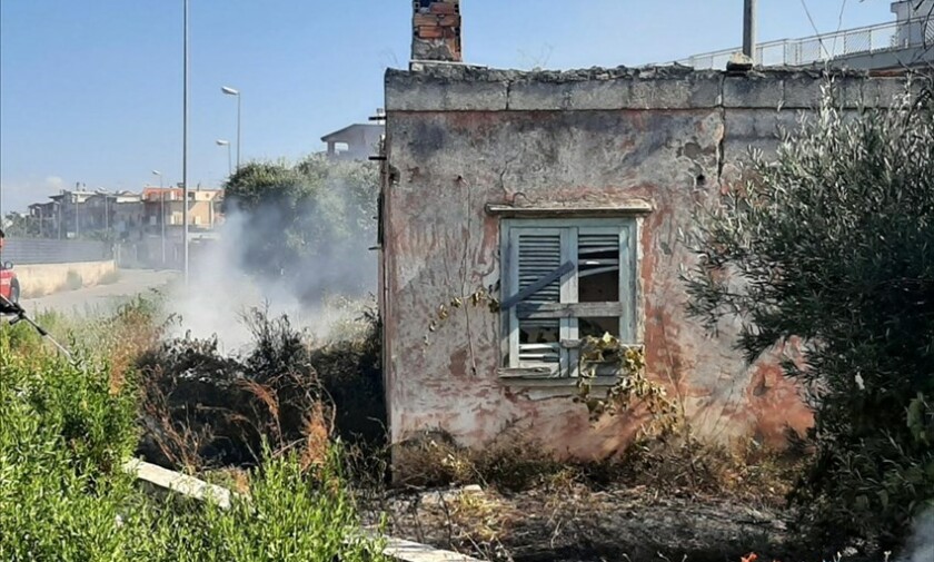 Casolare in fiamme su via Francavilla